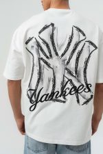 T-shirt oversize blanc Yankees pour homme – présentation du modèle