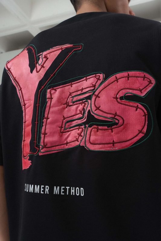 Détail du T-shirt YES ART
