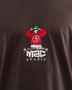 T-shirt oversize marron Mac Studio pour homme – présentation du modèle