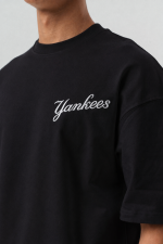 Détail du motif Yankees blanc sur T-shirt oversize noir pour homme