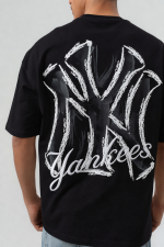 Détail du grand motif Yankees blanc et gris au dos du T-shirt noir