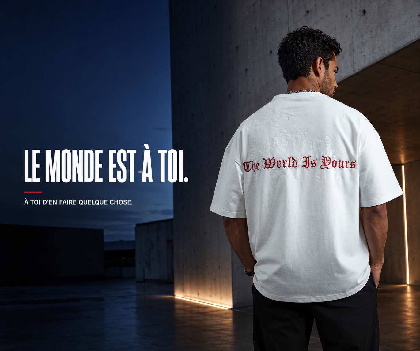 Mannequin portant le t-shirt oversize The World Is Yours blanc