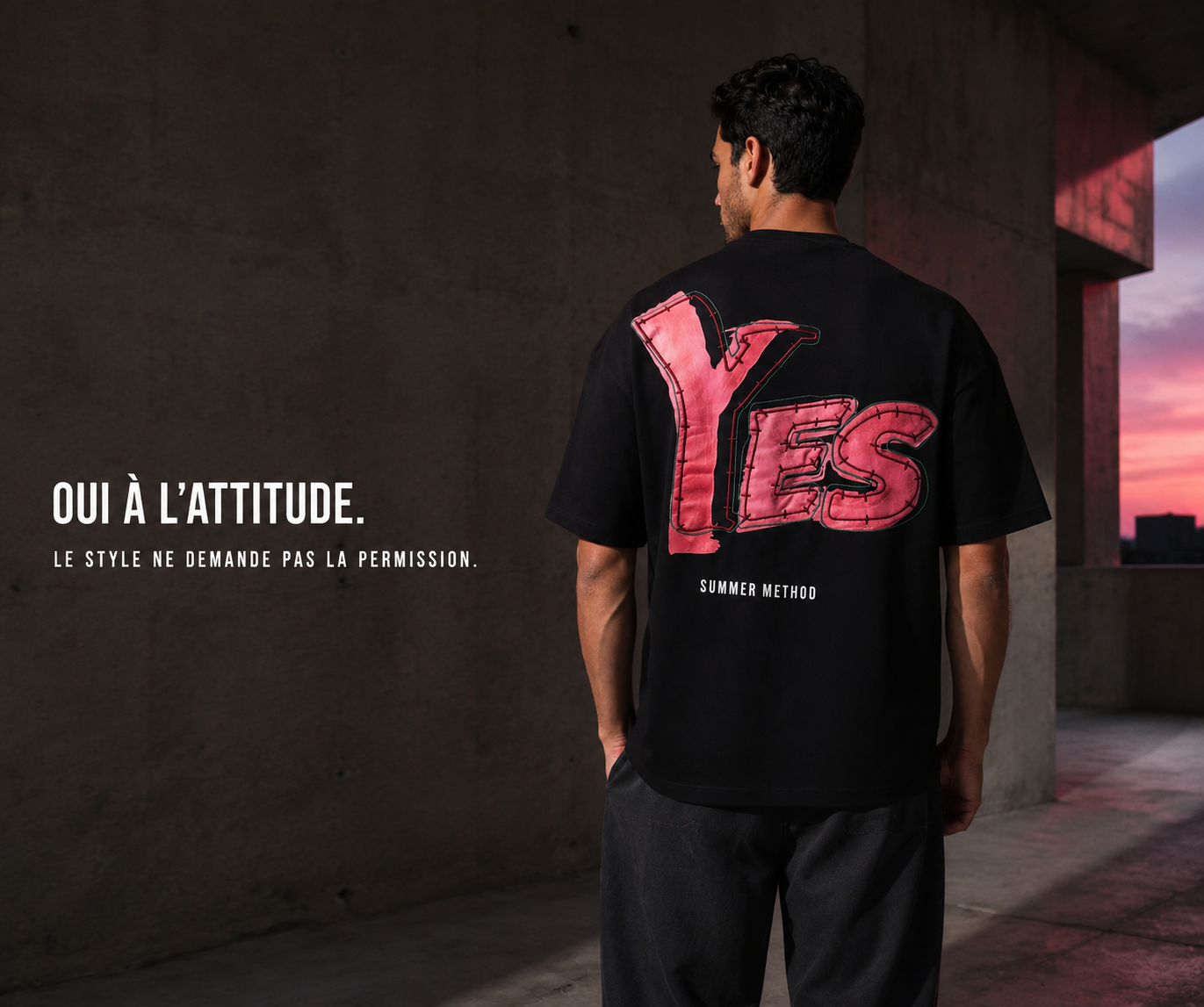 Mannequin portant le t-shirt oversize Yes Art noir