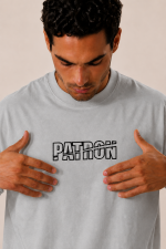 T-shirt Patron gris pour homme – détail de la broderie sur la poitrine