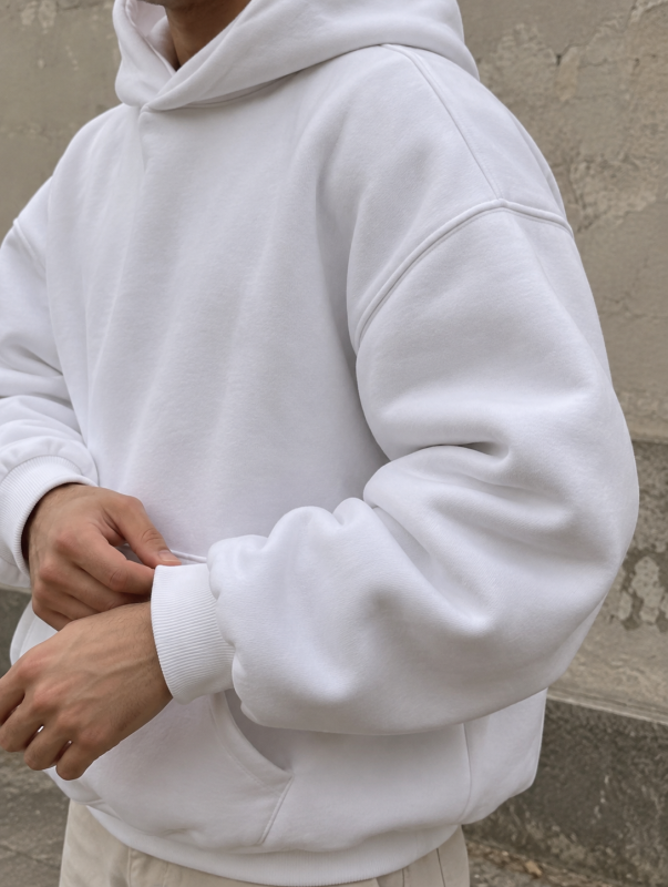 Détail de la manche et de l'épaule du hoodie blanc