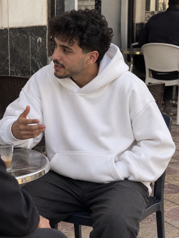 Hoodie blanc porté au café