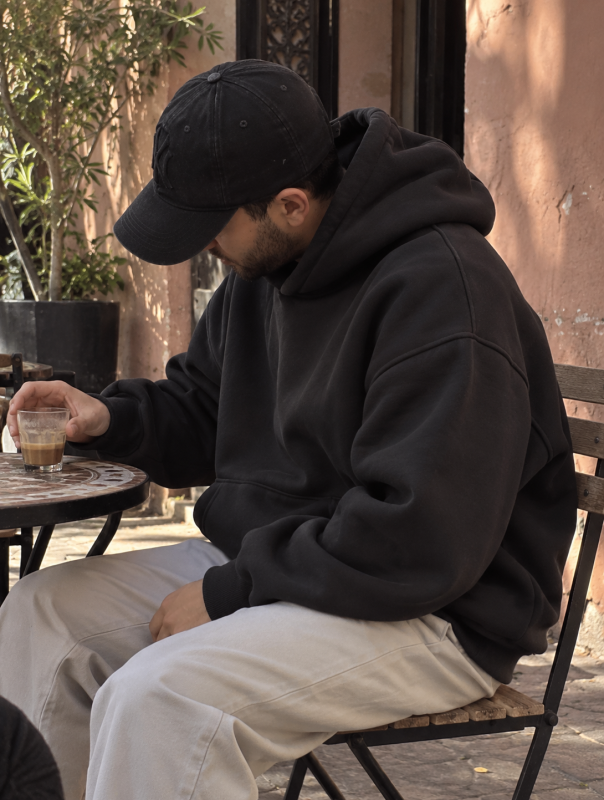 Hoodie noir porté au café