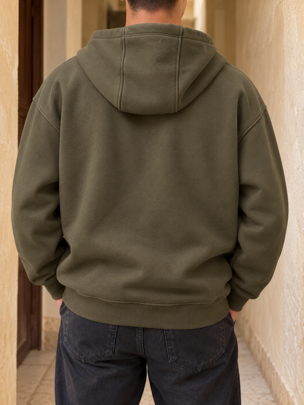 Hoodie vert olive Maison Select – porté de dos