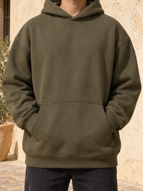 Hoodie vert olive Maison Select – porté de face