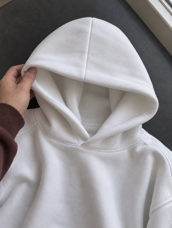 Capuche blanche à deux panneaux égaux, détail du tissu